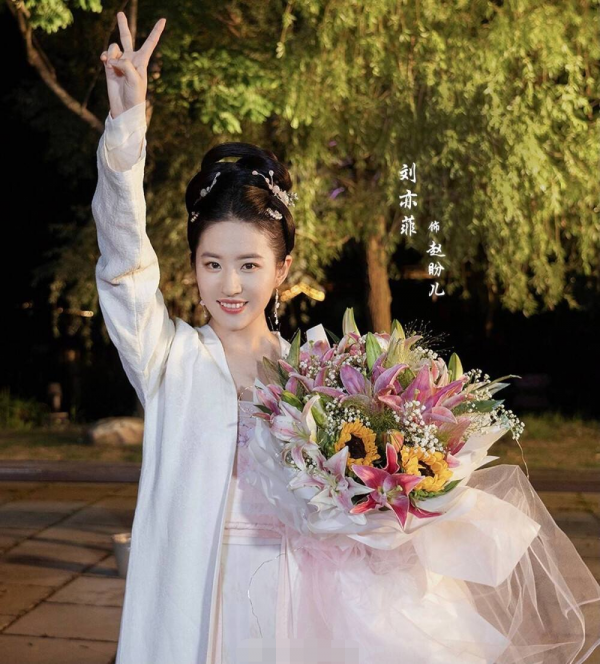 34歲劉亦菲罕曬美照！素顏露面面板白嫩，長髮及腰氣質似大學生