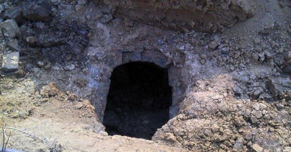 這個盜墓賊太倒黴，和同夥內訌被封於唐代古墓中，牆角枯坐上千年