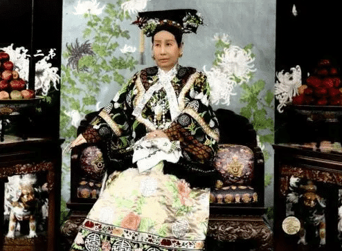 晚清真實老照片，黑地主比小妾高半米，穿“高跟鞋”的慈禧太后