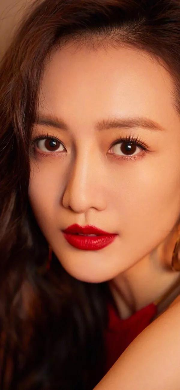 王鷗＃烈焰紅唇搭配時尚長裙，被迷住了