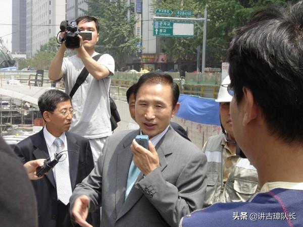 鞠躬盡瘁卻跳崖而亡,韓國前總統盧武鉉葬禮:18萬人祭奠 鞠躬盡瘁卻跳崖而亡,韓國前總統盧武鉉葬禮:18萬人祭奠