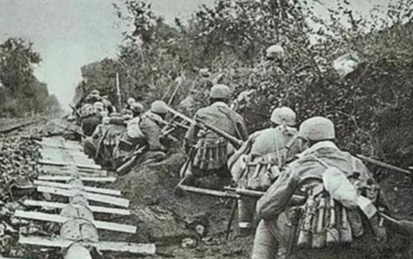 1958年，湖南一撿糞老漢，因一封信暴露身份，領導：他是開國將軍