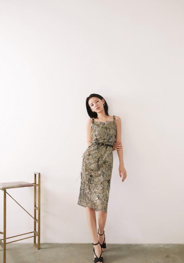 張予曦這是29歲的樣子？穿背心配揹帶褲，這模樣太“幼齒”了