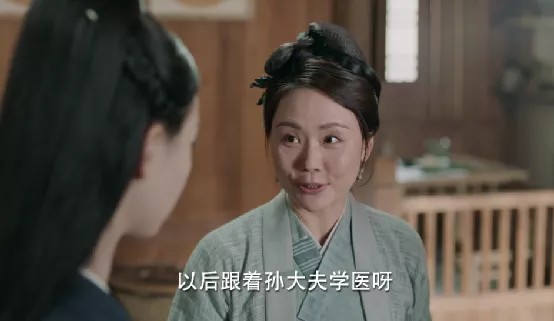 《還珠格格》中土氣十足的“柳紅”，在這部劇中扮相驚為天人