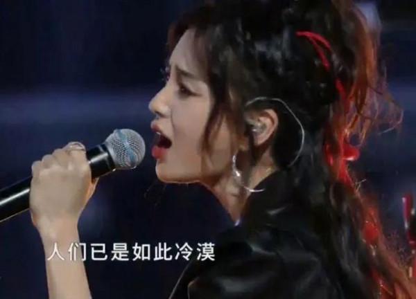 湖南元宵晚會：張小斐用力過猛，金晨瘦出青筋，baby假唱&OpenCurlyDoubleQuote;露餡&rdquo;