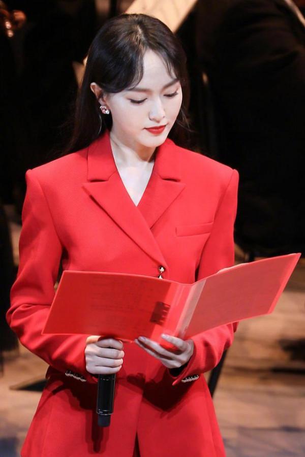 唐嫣少女感大爆棚！穿家居風嫩得像大學生，不刻意秀身材照樣美翻