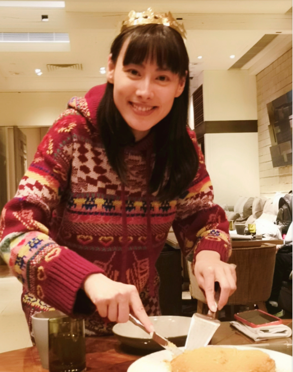 33歲梁洛施近照，穿著連帽毛衫切蛋糕，沒嫁入豪門照樣過闊太生活