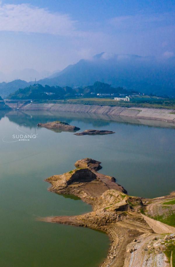 這個建在三峽大壩旁的小城，實力很強卻很低調，擁有大美風光風物