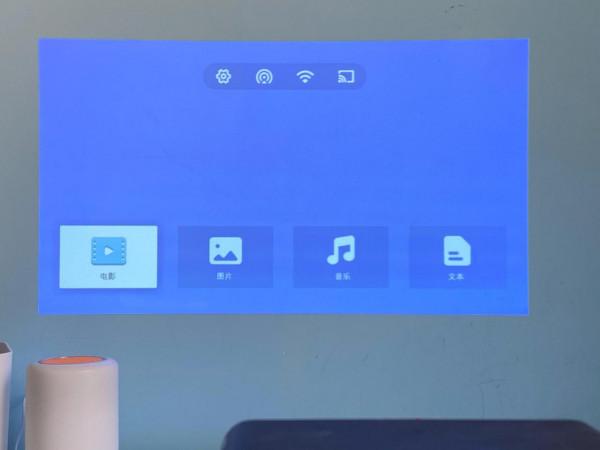 戶外看大片，辦公投文件，口袋鐳射投影機峰米P1效果實測