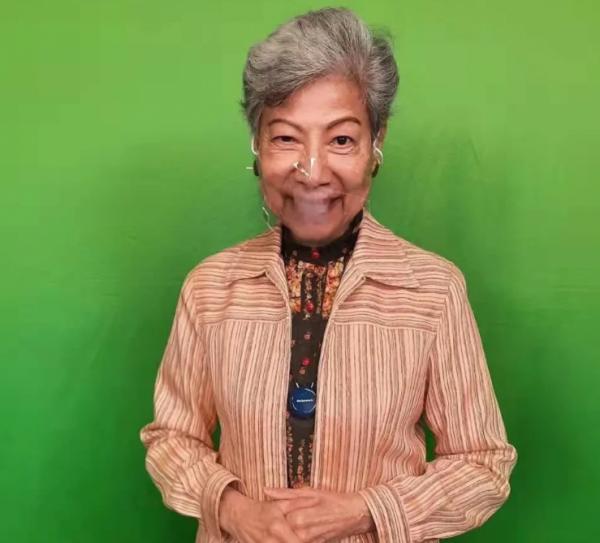 86歲羅蘭現身街頭，膝蓋曾做手術靠柺杖出行，擔心腦退化不敢退休