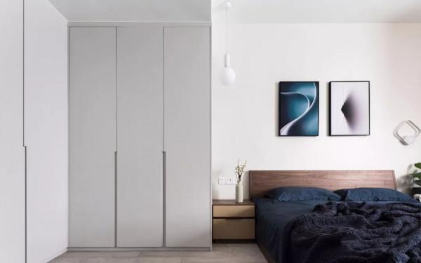 第二次裝修，捨棄衣櫃門的把手，選擇4款“無把手”設計，安排
