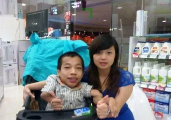 廣東袖珍老總李創利：身高90cm，娶1&period;7米女秘書生兒子，成功逆襲