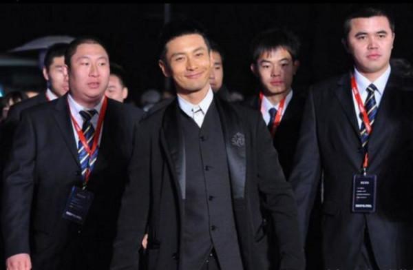 演藝明星養保鏢亂象，吳謹言竟然有30個，袁隆平和任正非卻都沒有