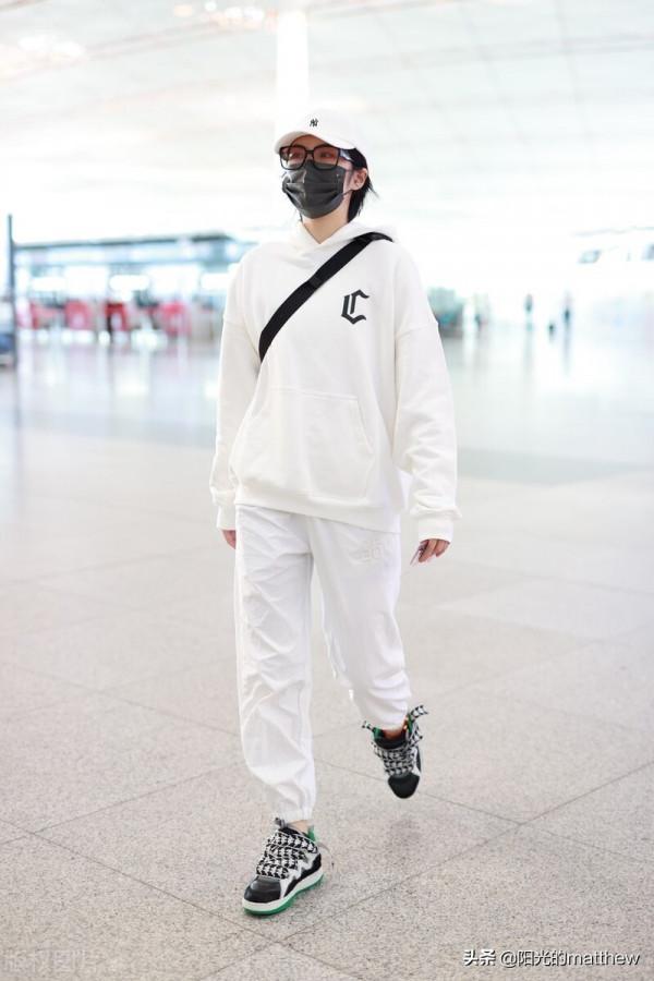 姚安娜全白look簡約舒適頭戴棒球帽口罩遮面低調出行