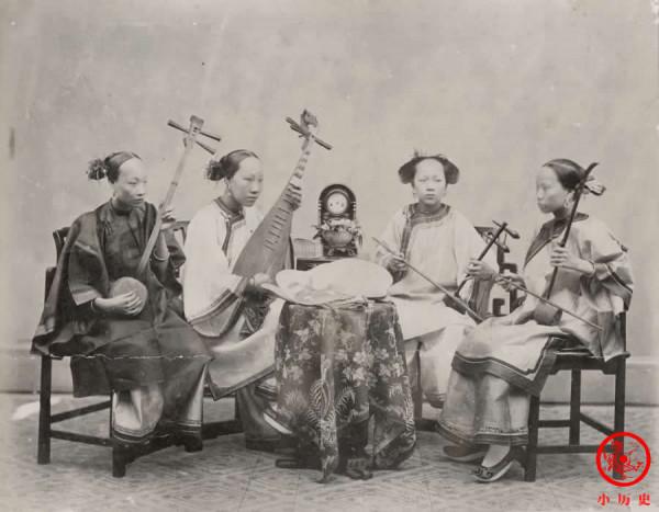 晚清老照片：尚書身穿裘皮長袍盡顯華貴，新郎新娘合影表情拘謹