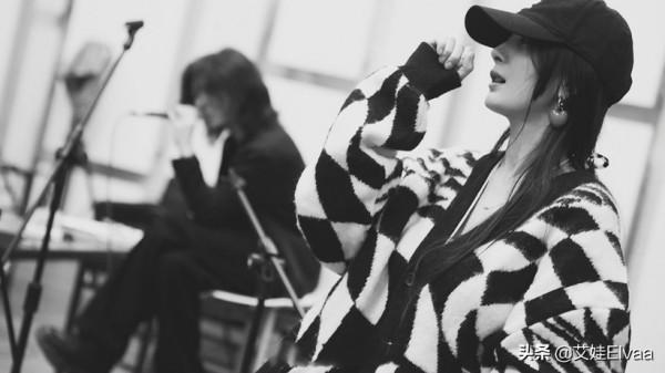 楊冪探班華晨宇演唱會，穿黑白衫配露臍裝變迷妹，華晨宇長髮搶鏡