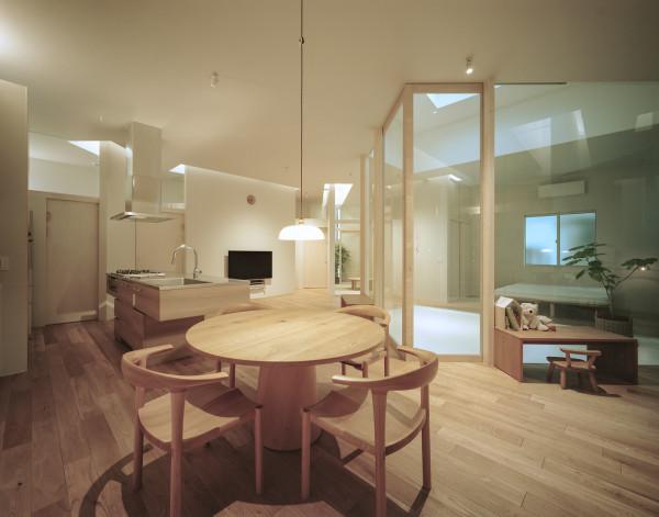 104㎡的住宅：為了能夠有一個安靜的家居空間，對外幾乎完全封閉