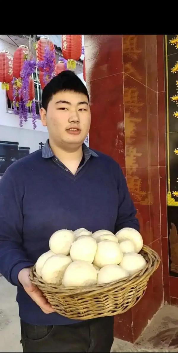 大衣哥兒子回到家快樂起來了