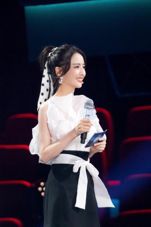 這婚算是離對了!佟麗婭機場造型好酷,墨鏡吊帶黑指甲冷豔感絕了 這婚算是離對了!佟麗婭機場造型好酷,墨鏡吊帶黑指甲冷豔感絕了