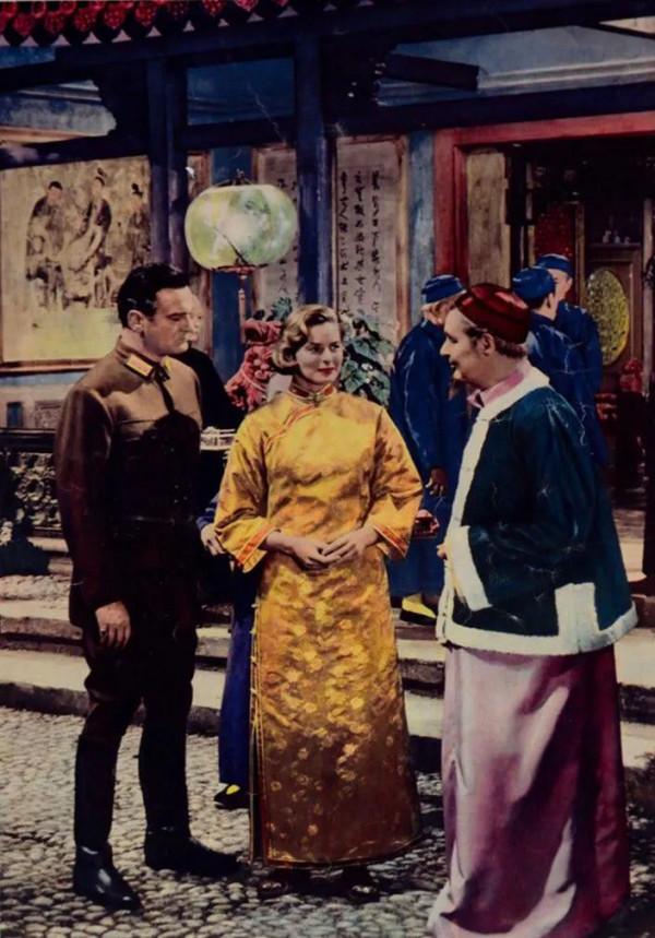 抗戰時期她從英國來到山西，救了一百多名孤兒。《六福客棧》