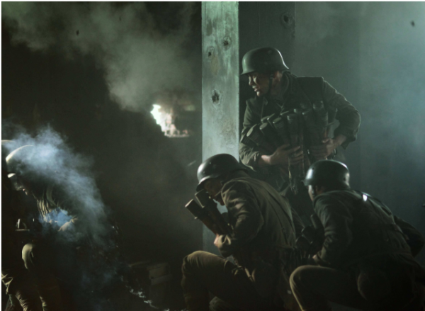 電影《八佰》中，士兵抱著手榴彈一個個往下跳，直接扔不行嗎？