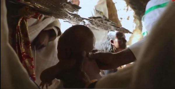 母親揹著40天的嬰兒，徒手攀爬400米垂直懸崖，只為得到上帝庇佑