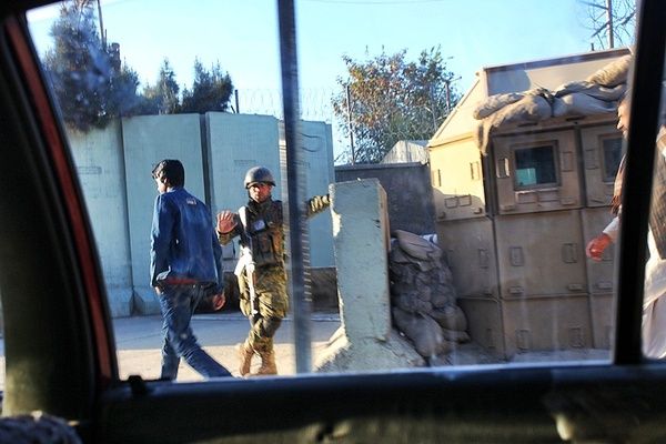 旅行過128個國家，阿富汗最危險，小酒店居然配14名荷槍實彈警衛