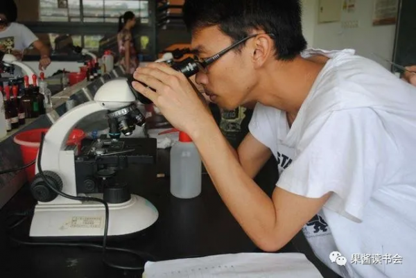 父親給兒子設宴擺酒慶祝考上985，卻慘遭親友的嘲笑：還不如重讀