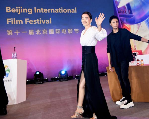 北影節，佟麗婭高定被嘲像浴巾，鞏俐休閒裝配百萬珠寶巨星範十足