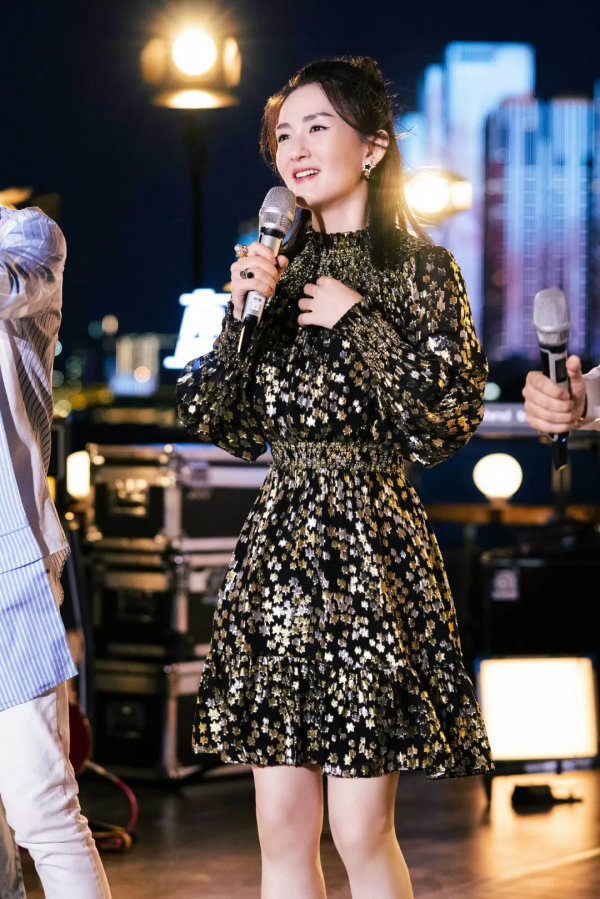 衛視中秋晚會明星造型:張碧晨人魚裙仙氣足,戚薇蓬蓬袖誇張 衛視中秋晚會明星造型:張碧晨人魚裙仙氣足,戚薇蓬蓬袖誇張