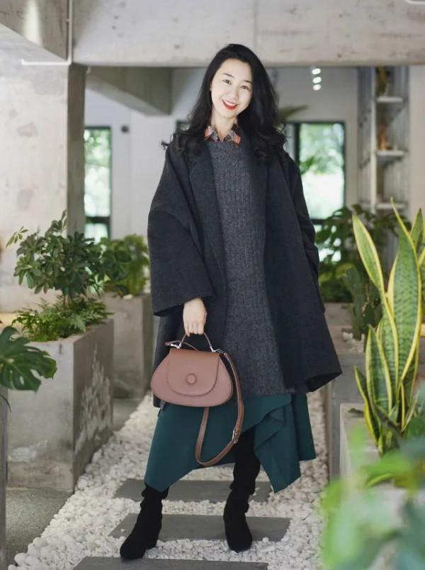 穿大衣時，搭長裙還是短裙？記住“九分穿法”，才能有效顯高瘦