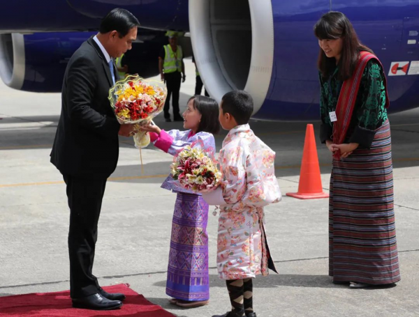 泰國第一夫人：搶了王后和布麗吉特風頭，給佩瑪行屈膝禮贏在氣質