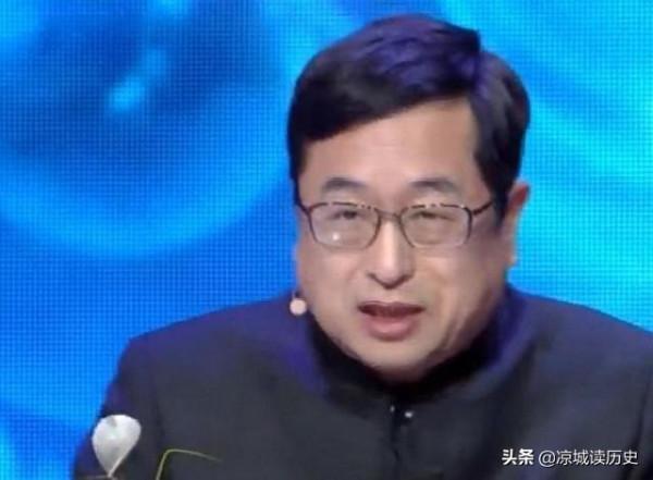 男子菜地挖到一件“玉腰帶”自稱古代玉雕藝術品，專家：要求上交