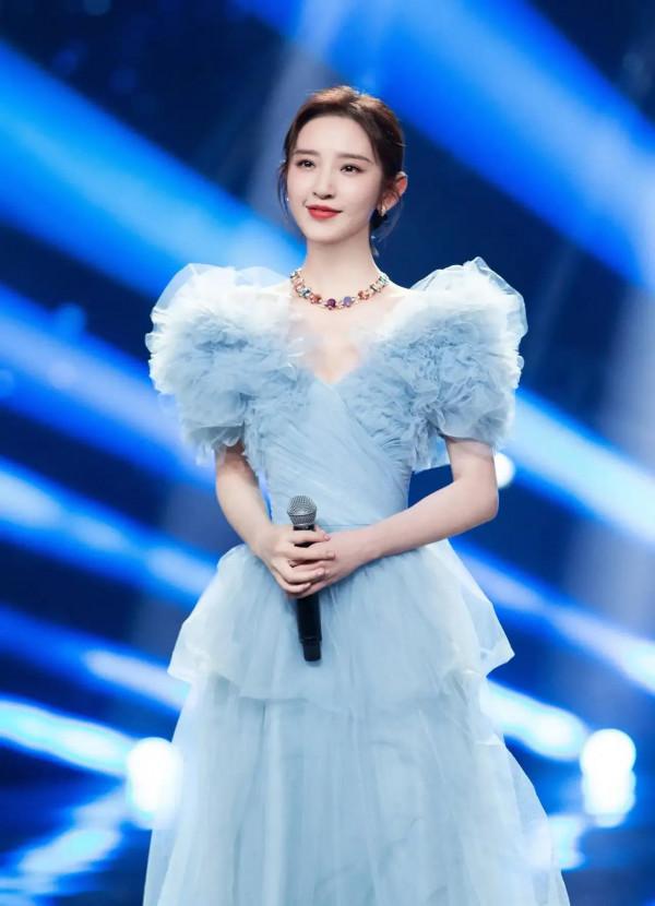 唐藝昕身穿一襲泡芙裙盡顯嫵媚動人