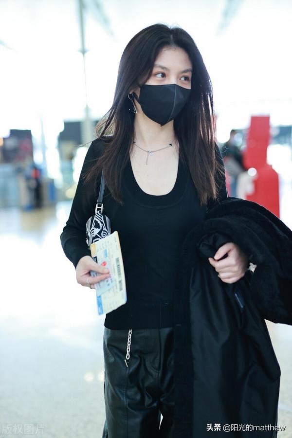 春夏全黑look裝扮酷颯有範兒,披肩闊腿走路氣場十足 春夏全黑look裝扮酷颯有範兒,披肩闊腿走路氣場十足