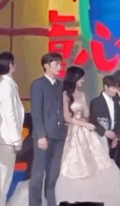 芭莎晚宴成修羅場：陳偉霆跟兩任前女友同框，楊穎避開，阿SA站遠