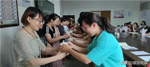 徒弟拜師學藝 師傅傾囊相授——巨化中學舉行師徒結對儀式 徒弟拜師學藝 師傅傾囊相授——巨化中學舉行師徒結對儀式