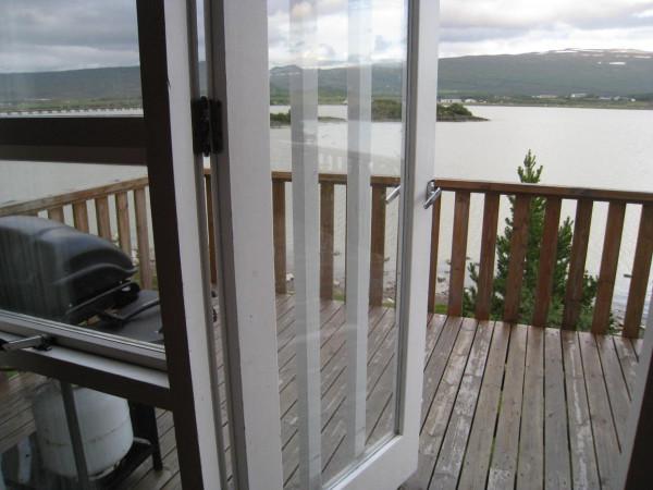 自駕環冰島，住一晚湖邊小木屋，有山有水風景優美