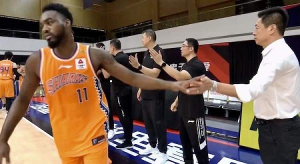 大鯊魚外援狀態復甦，富蘭克林打出“三雙”，助上海男籃贏下江蘇隊