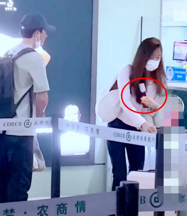 黃軒帶女友與長輩聚餐,女方禮數周到氣質出眾,現場像辦喜事一樣 黃軒帶女友與長輩聚餐,女方禮數周到氣質出眾,現場像辦喜事一樣