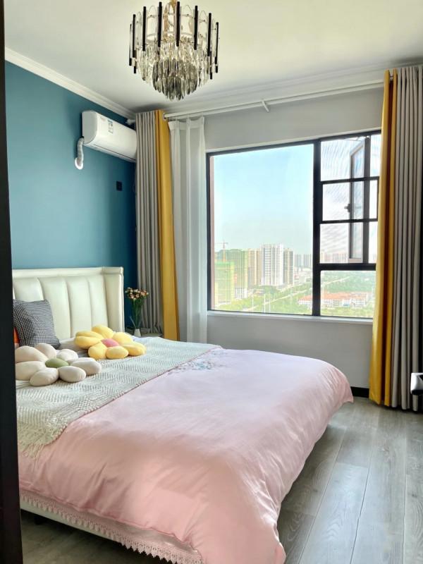 她家124平米，全屋貼牆布，簡約又大方，電視牆做櫃子，真明智