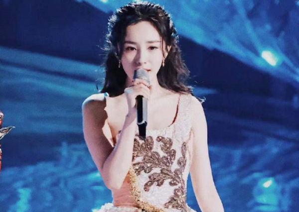 跨年禮服內卷現場：楊冪楊穎拼公主風，關曉彤走國際線，唐嫣貴氣