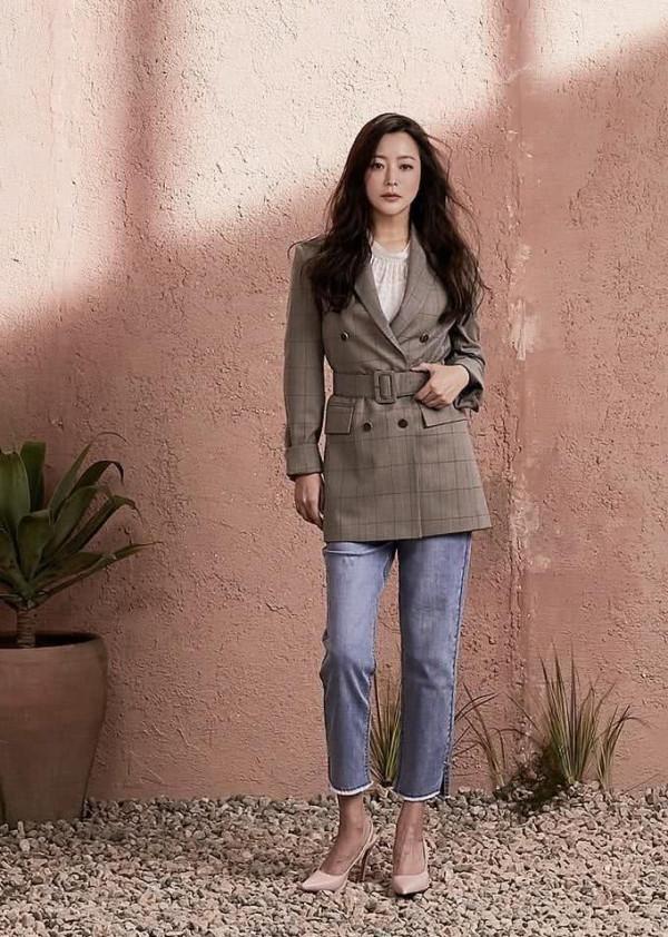 金喜善44歲還敢挑戰薄荷綠，穿長裙配闊腿褲，不俗反而美出國際範