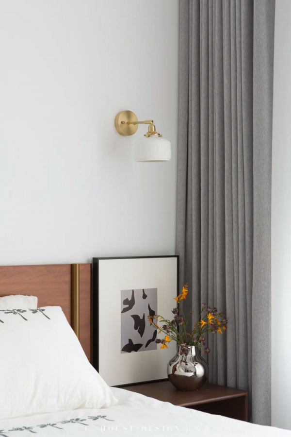 PU石嵌入「黑色鋼板」自成一道玄關牆，餐島一體 210㎡現代極簡家