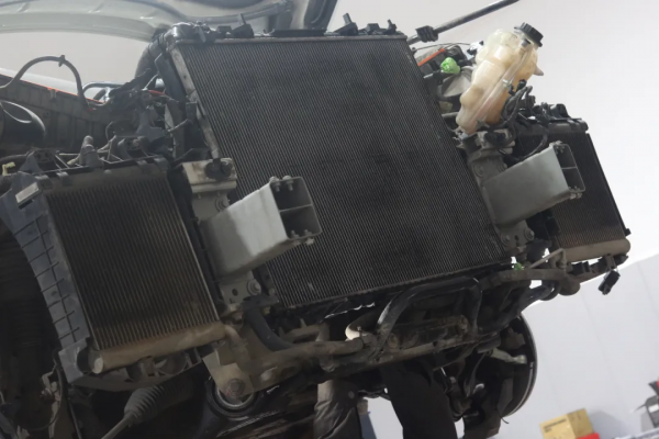 翻新一輛“破爛不堪”的路虎攬勝，匠心修復，滿血復活變新車