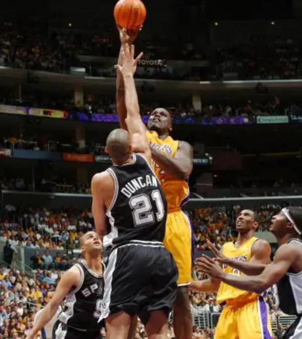 鄧肯和奧尼爾，巔峰時期交手誰的綜合能力更強？清清楚楚告訴你