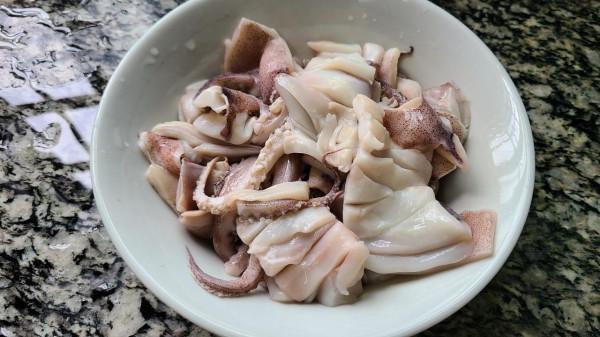 椒鹽魷魚,是我家經常吃的一道美味家常菜,10分鐘就能做好 椒鹽魷魚,是我家經常吃的一道美味家常菜,10分鐘就能做好