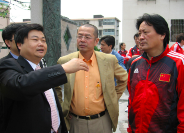 國足巨頭蔚少輝被抓,戴3塊名錶開150萬豪車,父親:為什麼不自首 國足巨頭蔚少輝被抓,戴3塊名錶開150萬豪車,父親:為什麼不自首