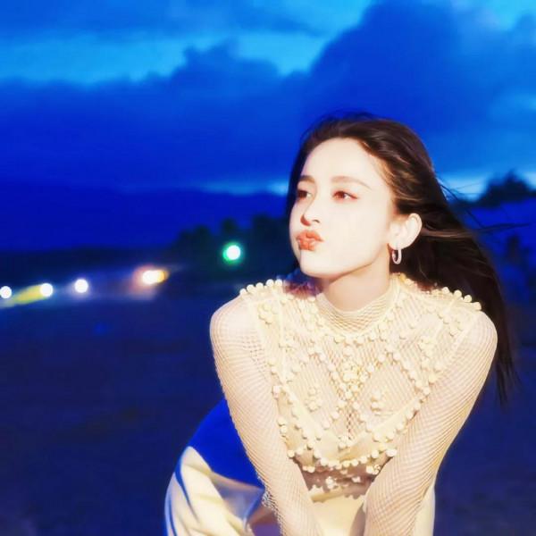 娜扎的容顏讓我無法挪開我的雙眼，星星千萬顆而你閃爍在我心中