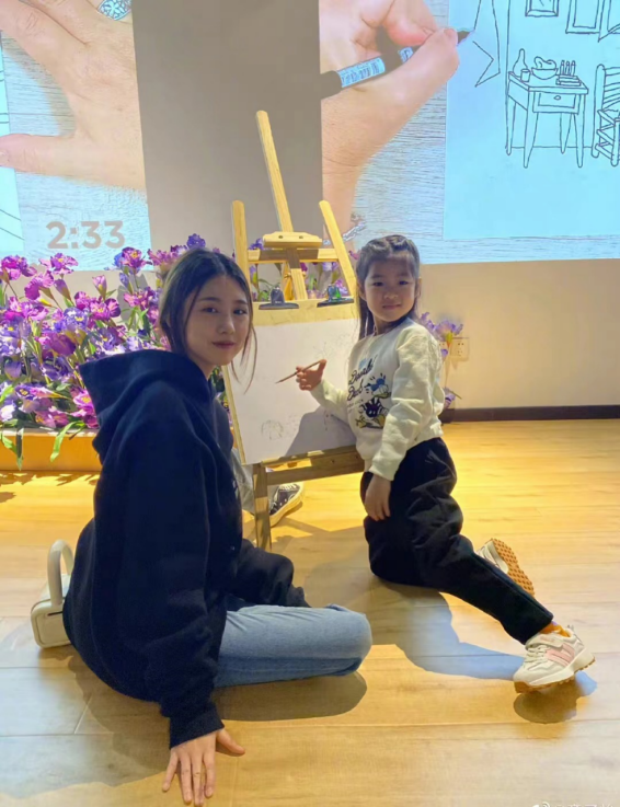 章子怡曬一家五口出遊照，16歲繼女女大十八變，小兒子現場秀畫藝